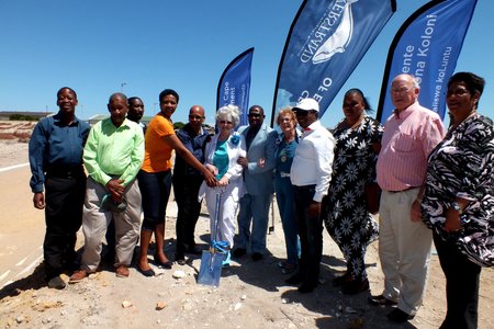 Van die hooggeplaastes tydens die sooispit-seremonie bokant Buitekantstraat, met Gerda Wessels agter die seremoniële graaf en minister Bonginkosi Madikizela en rdl Nicolette Botha-Guthrie langs haar. Regs op die foto van regs na links is raadslede Moira Opperman, Dudley Coetzee en Linda Ndevu. 
